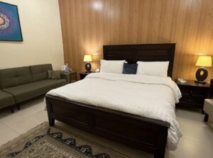 The Heritage Wood-Paneled Suite, Private room in a Mall Road Chalet